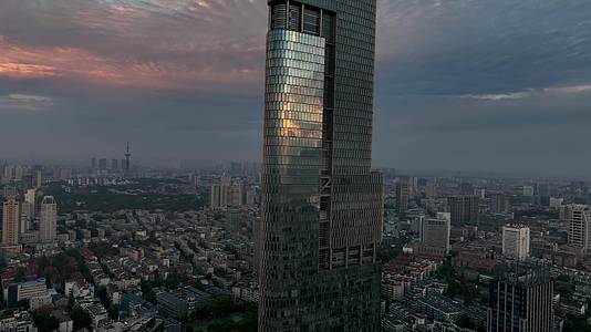 航拍日出朝霞下的南京紫峰大厦视频的预览图