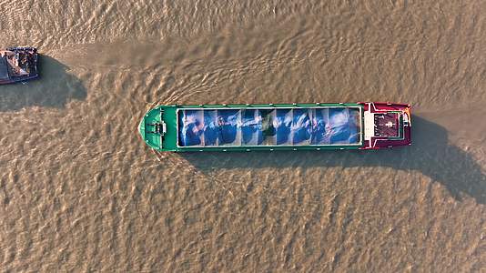航拍南京长江大桥下繁忙的航道船舶视频的预览图