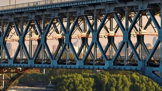 航拍南京长江大桥和紫峰大厦合影视频的预览图