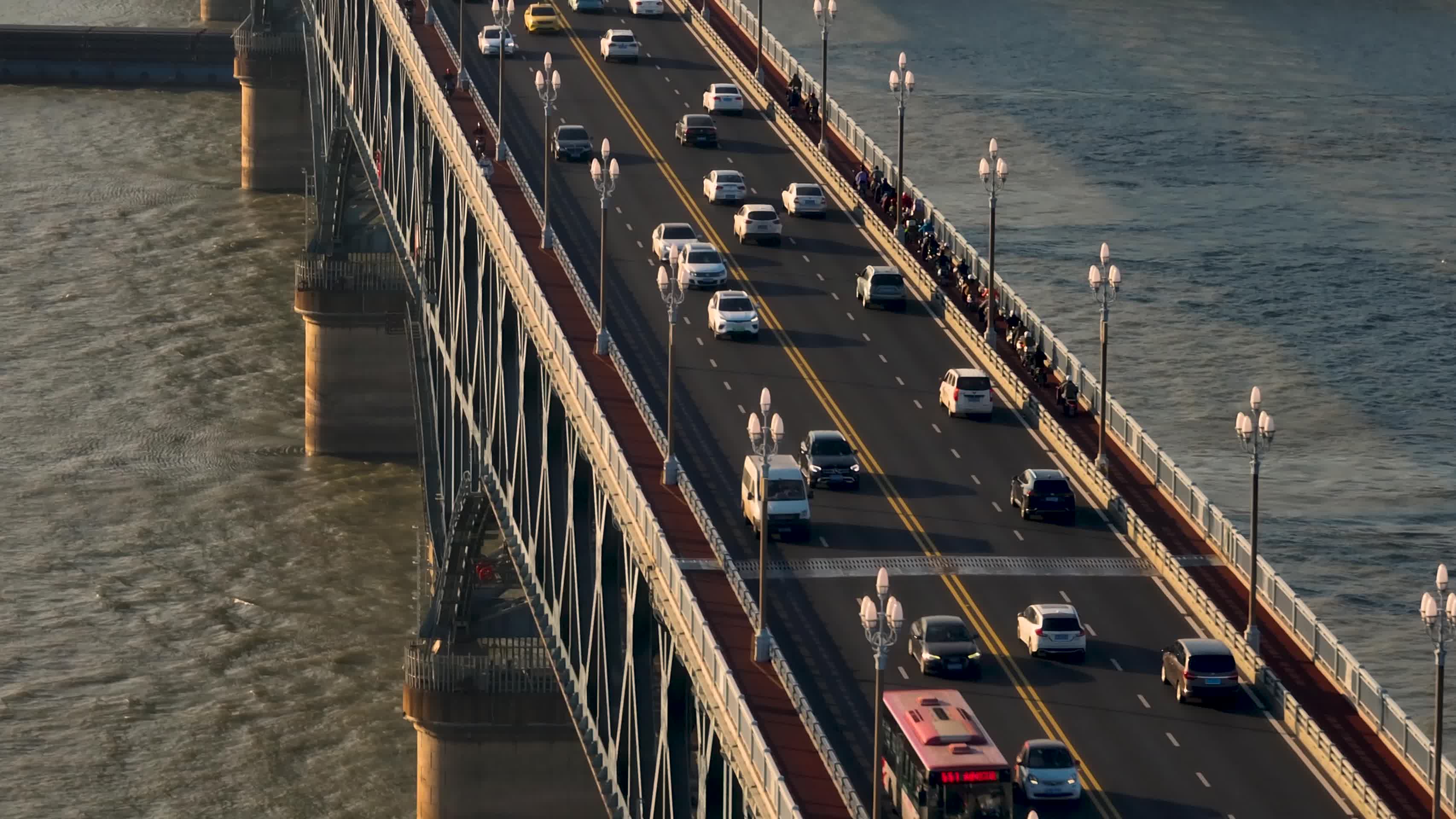 航拍南京长江大桥下繁忙的航道船舶视频的预览图