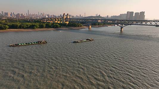 航拍南京长江大桥的车流船舶和风光视频的预览图
