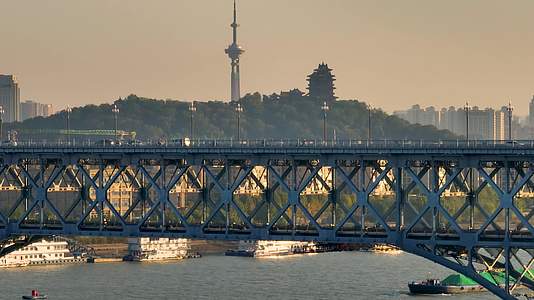 航拍南京长江大桥与阅江楼同框视频视频的预览图