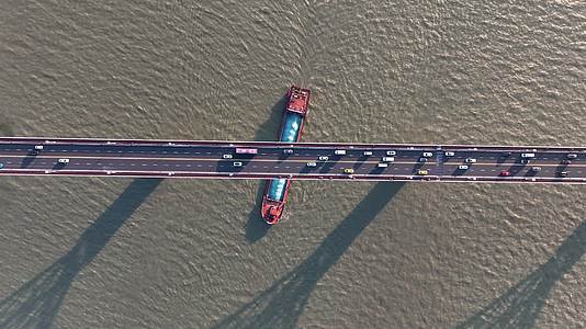 拍南京长江大桥下繁忙的航道船舶视频的预览图
