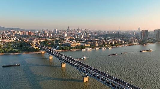 航拍南京长江大桥的车流船舶和风光视频的预览图
