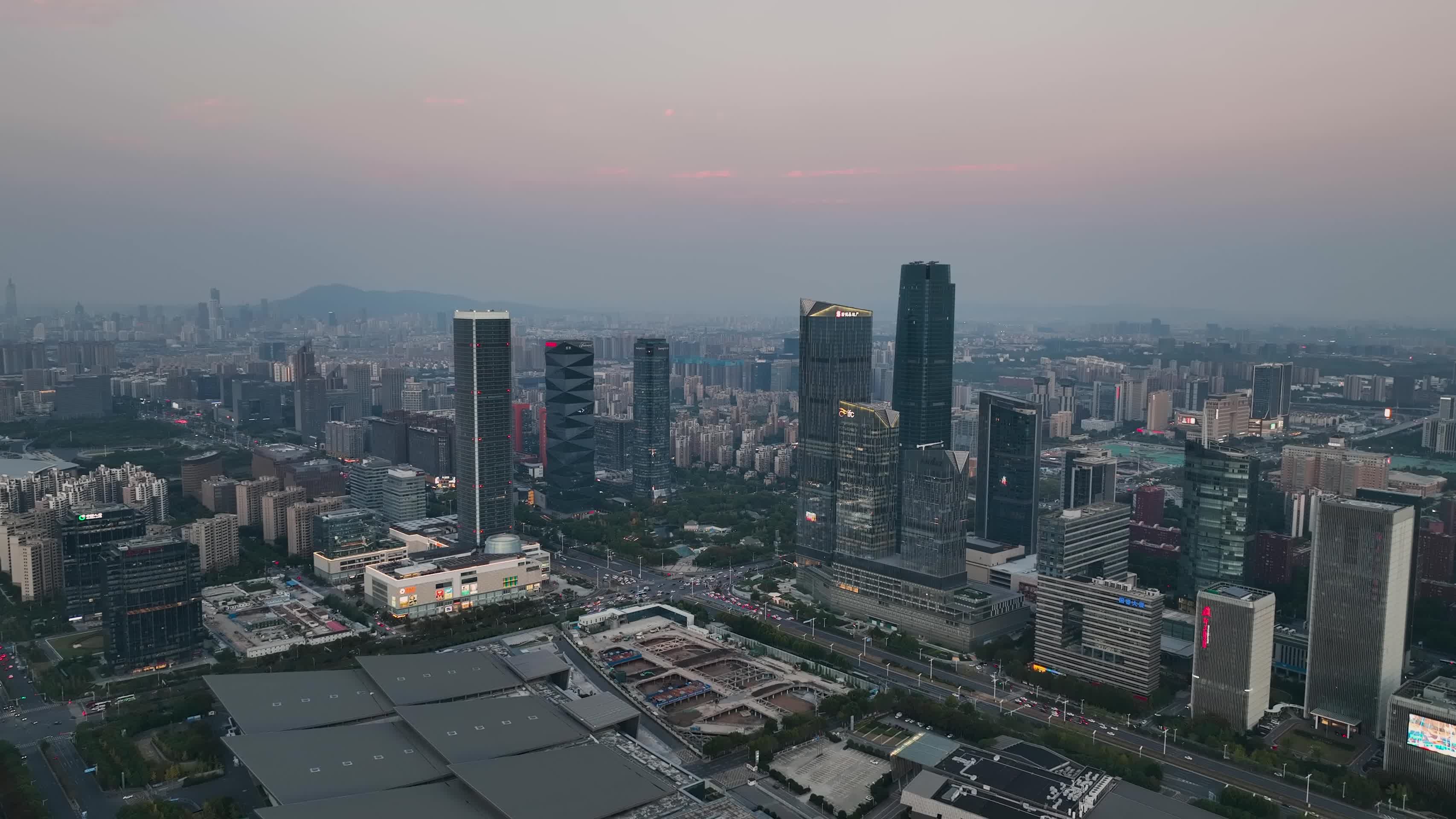 航拍落日时分的南京河西中央商务区视频的预览图