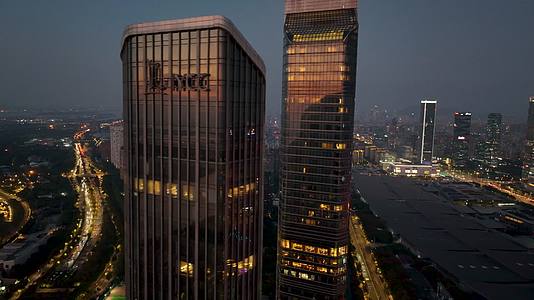 航拍落日夜幕下的南京地标双子塔建筑视频的预览图