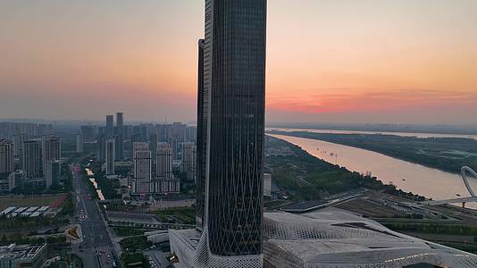 航拍落日夜幕下的南京地标双子塔建筑视频的预览图