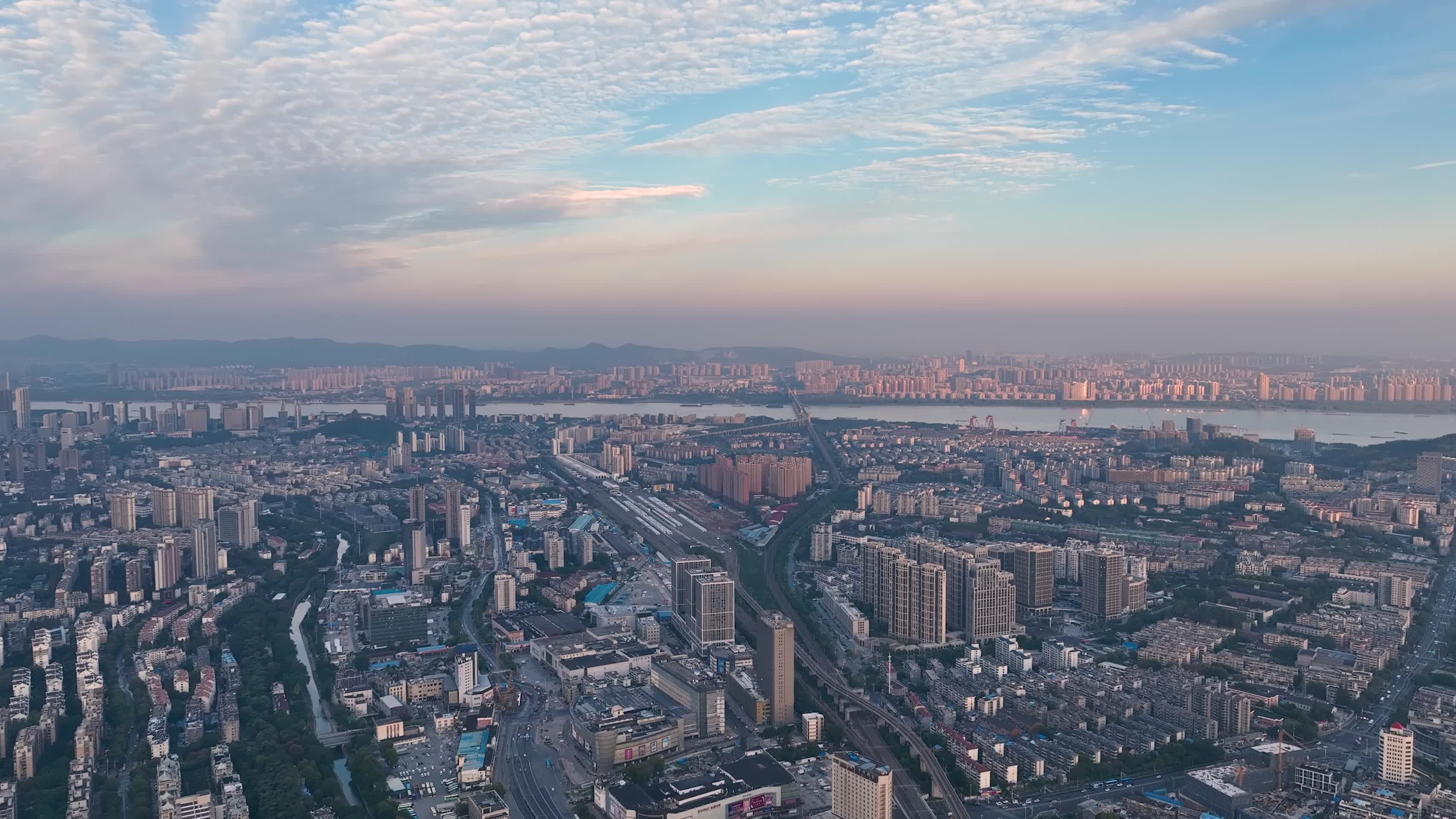 航拍日出时的南京长江沿岸风光视频的预览图