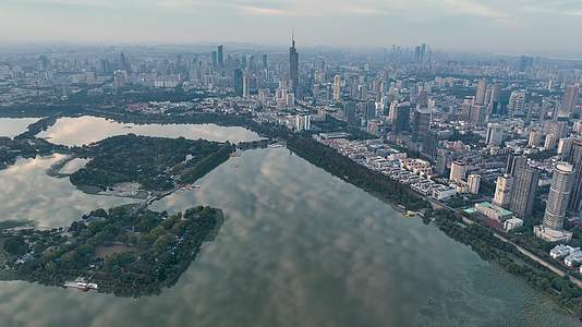 水天一色的玄武湖和南京日出风光视频的预览图