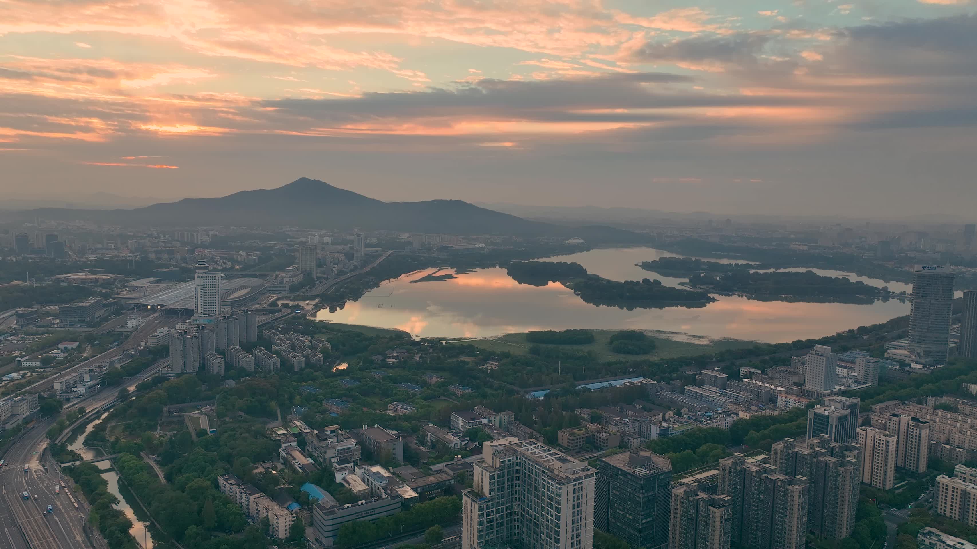 水天一色的玄武湖和南京日出风光视频的预览图