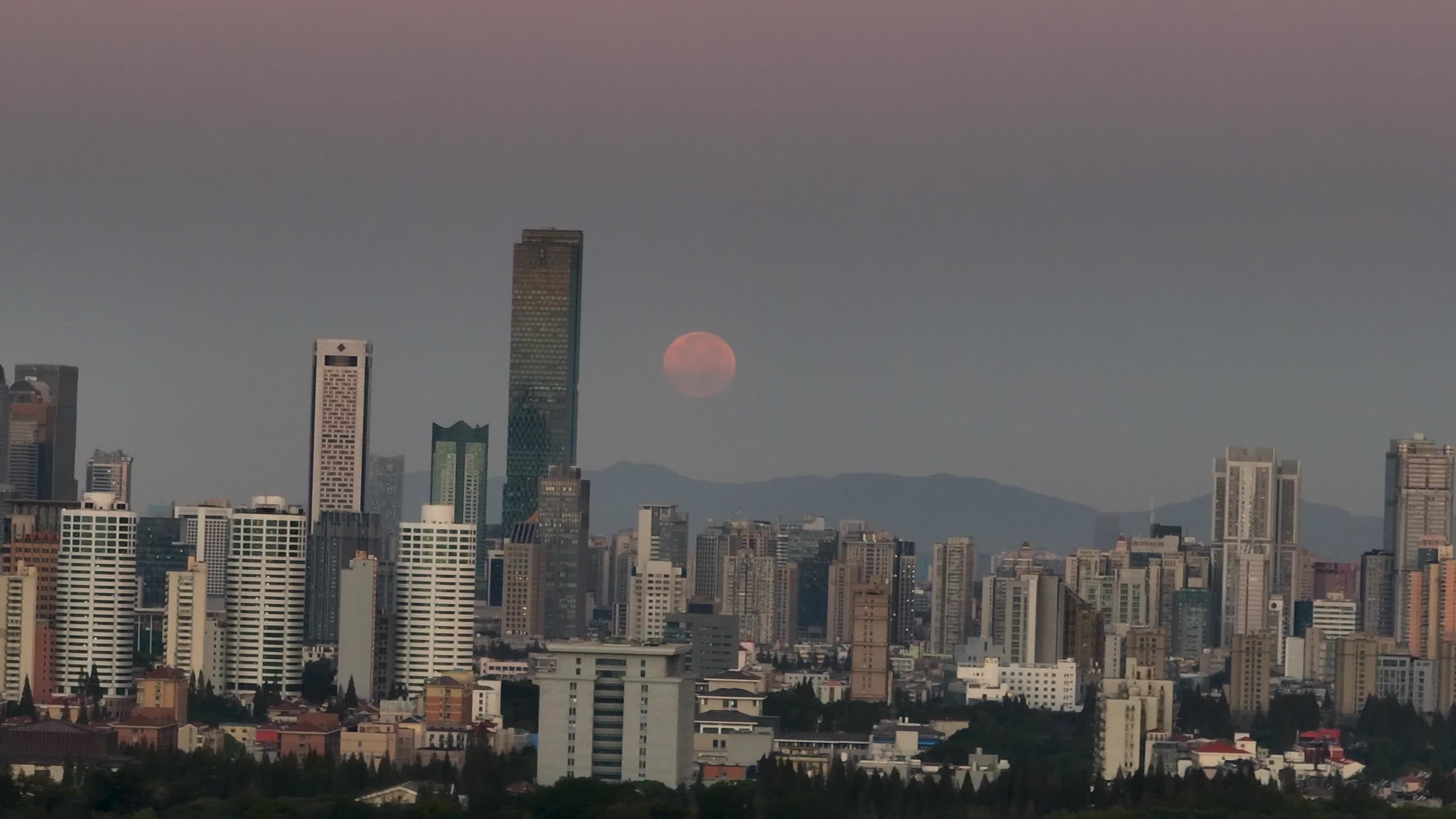 航拍日出时的月落南京城视频的预览图