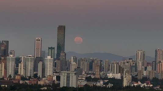 航拍日出时的月落南京城视频的预览图