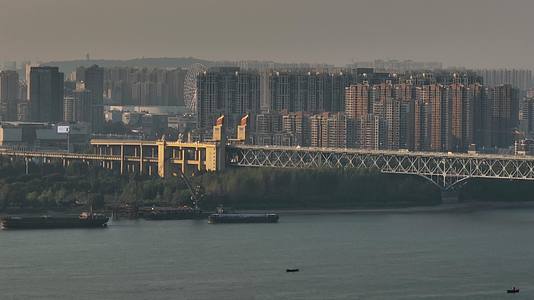 航拍繁忙的南京长江大桥视频的预览图
