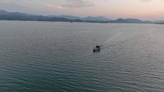 航拍日出朝霞下的杭州淳安千岛湖风光视频的预览图