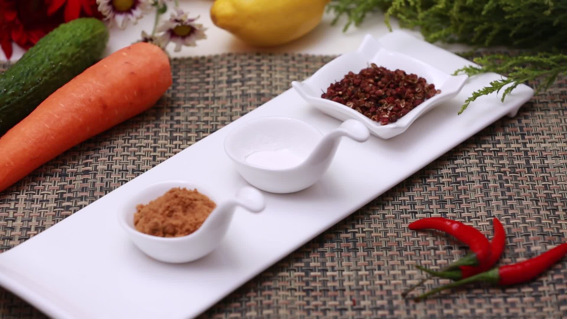红糖白酒花椒泡菜原料调料视频的预览图