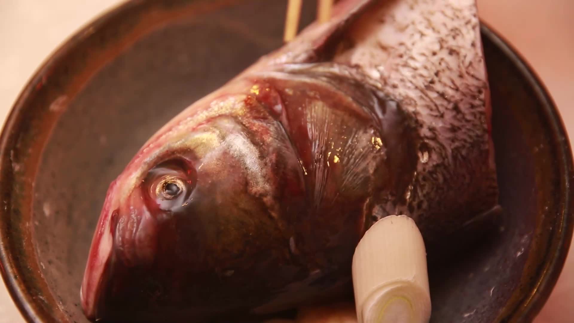 加调料腌制胖头鱼视频的预览图