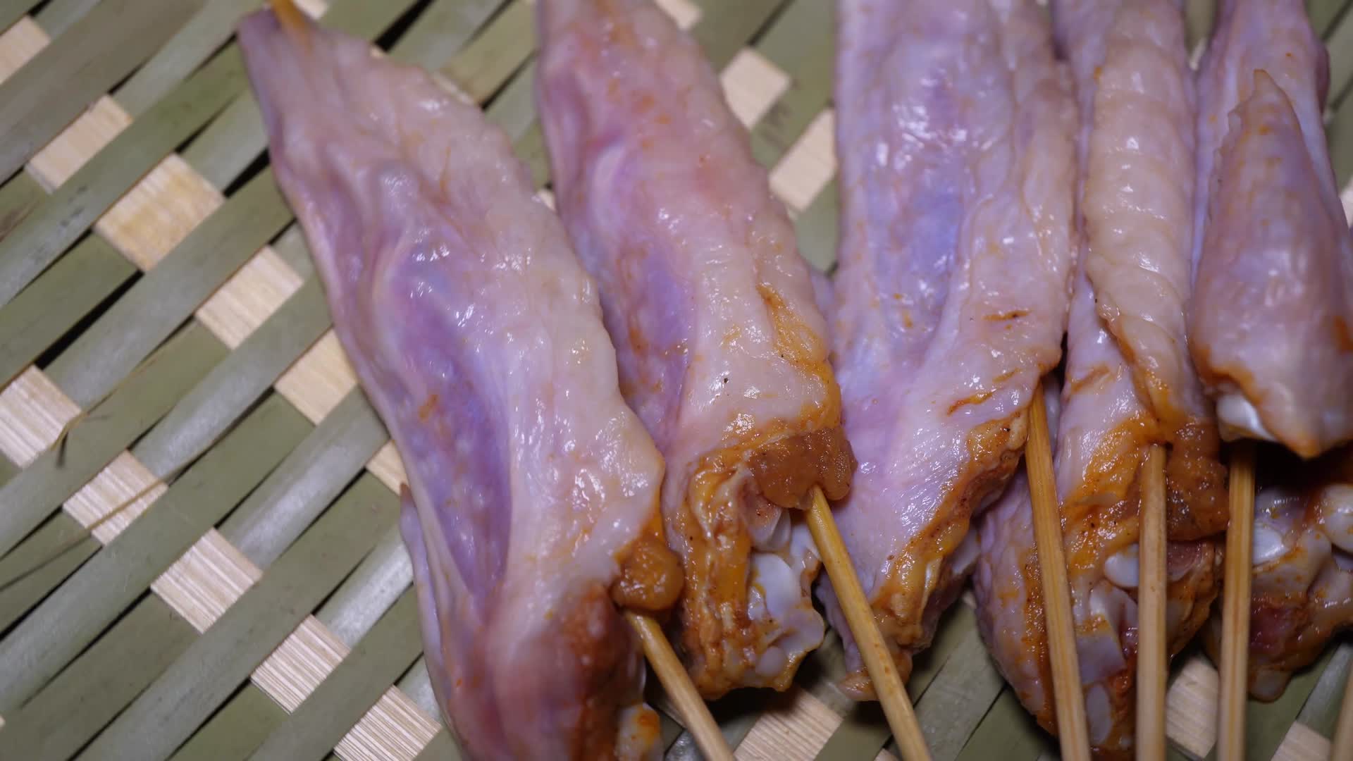 鸡翅尖串小串肉串钵钵鸡炸串烤串美食视频的预览图