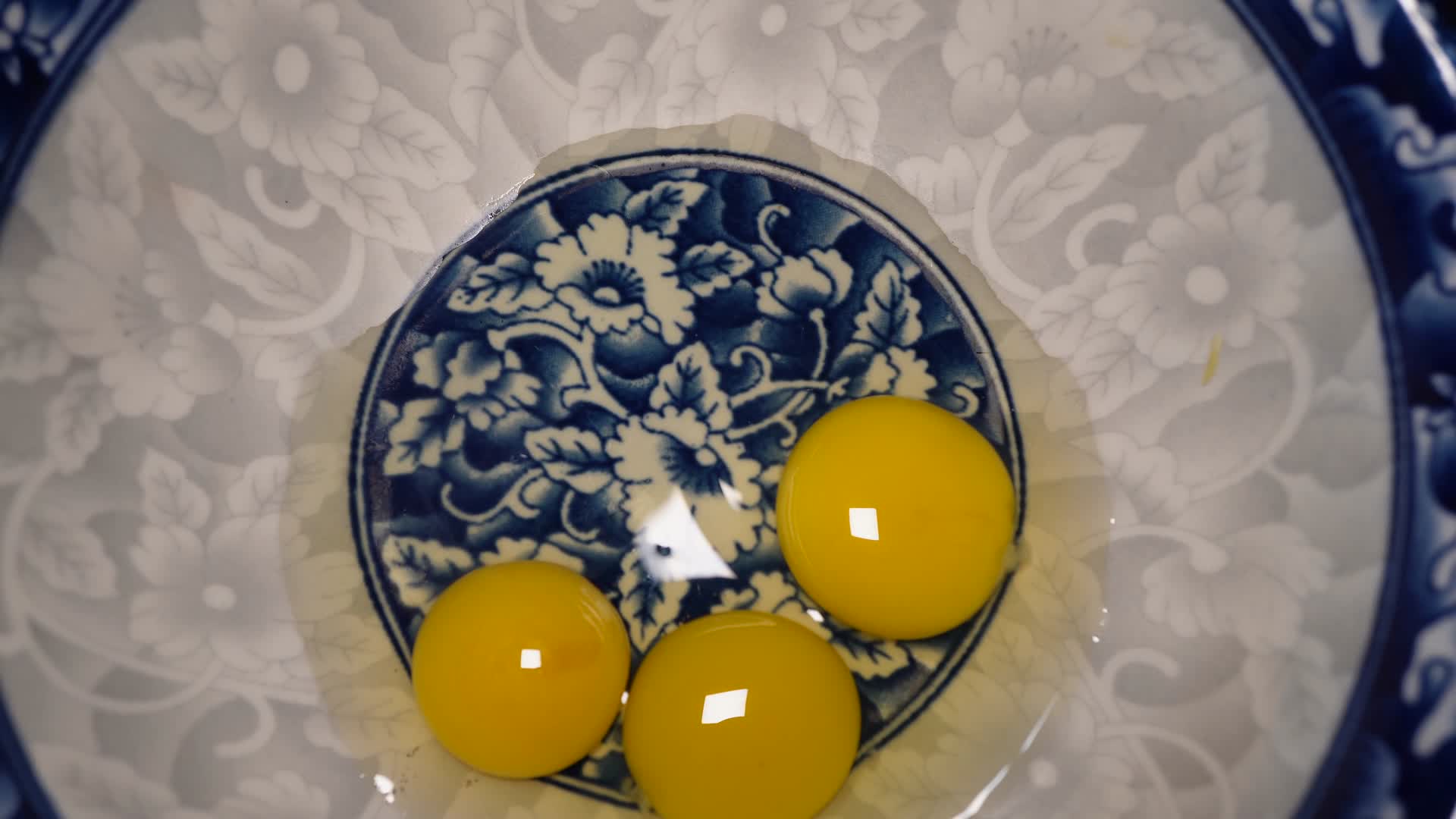 搅打蛋液鹌鹑蛋磕鸡蛋视频的预览图