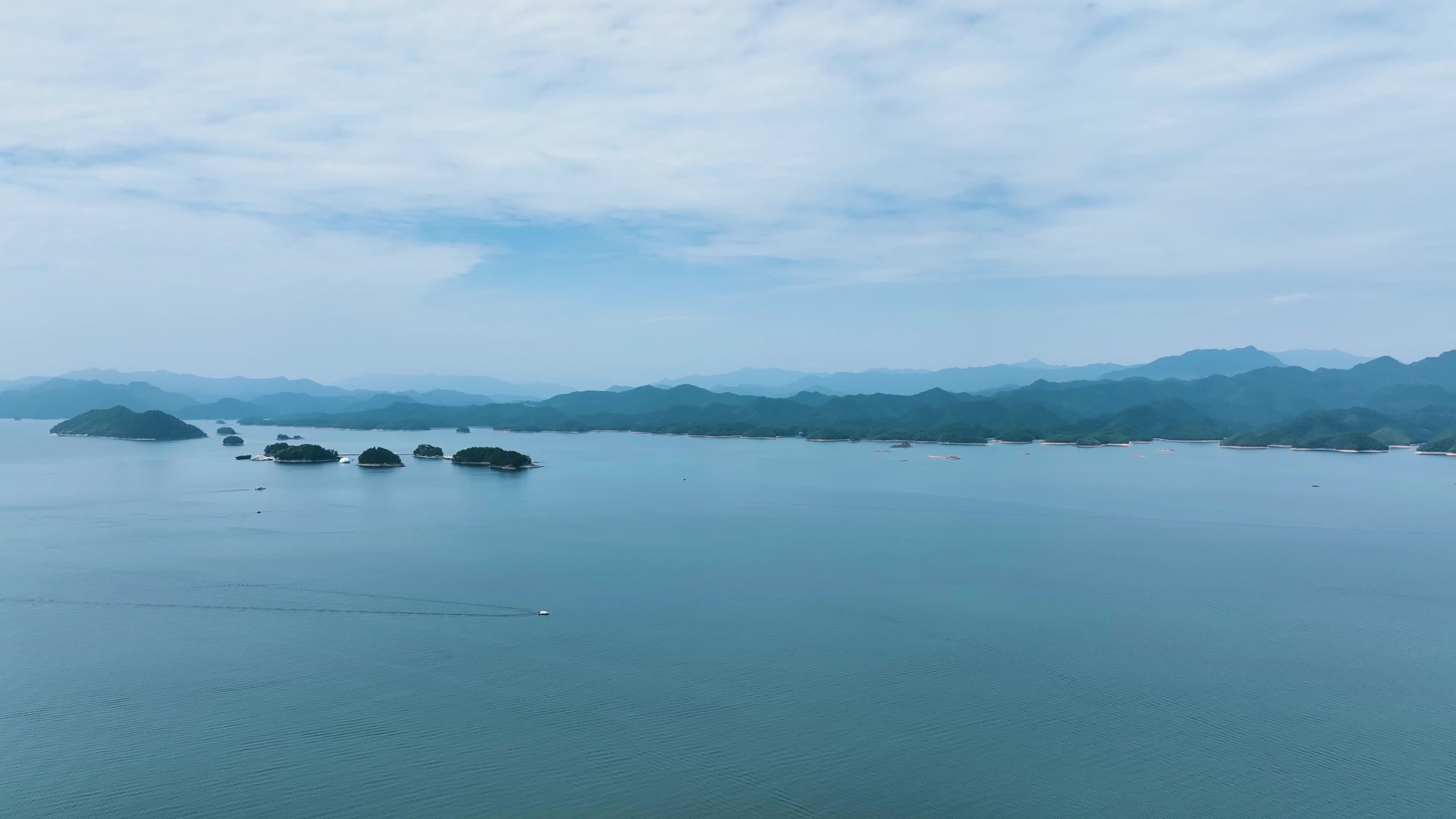 航拍杭州淳安县千岛湖风光视频的预览图