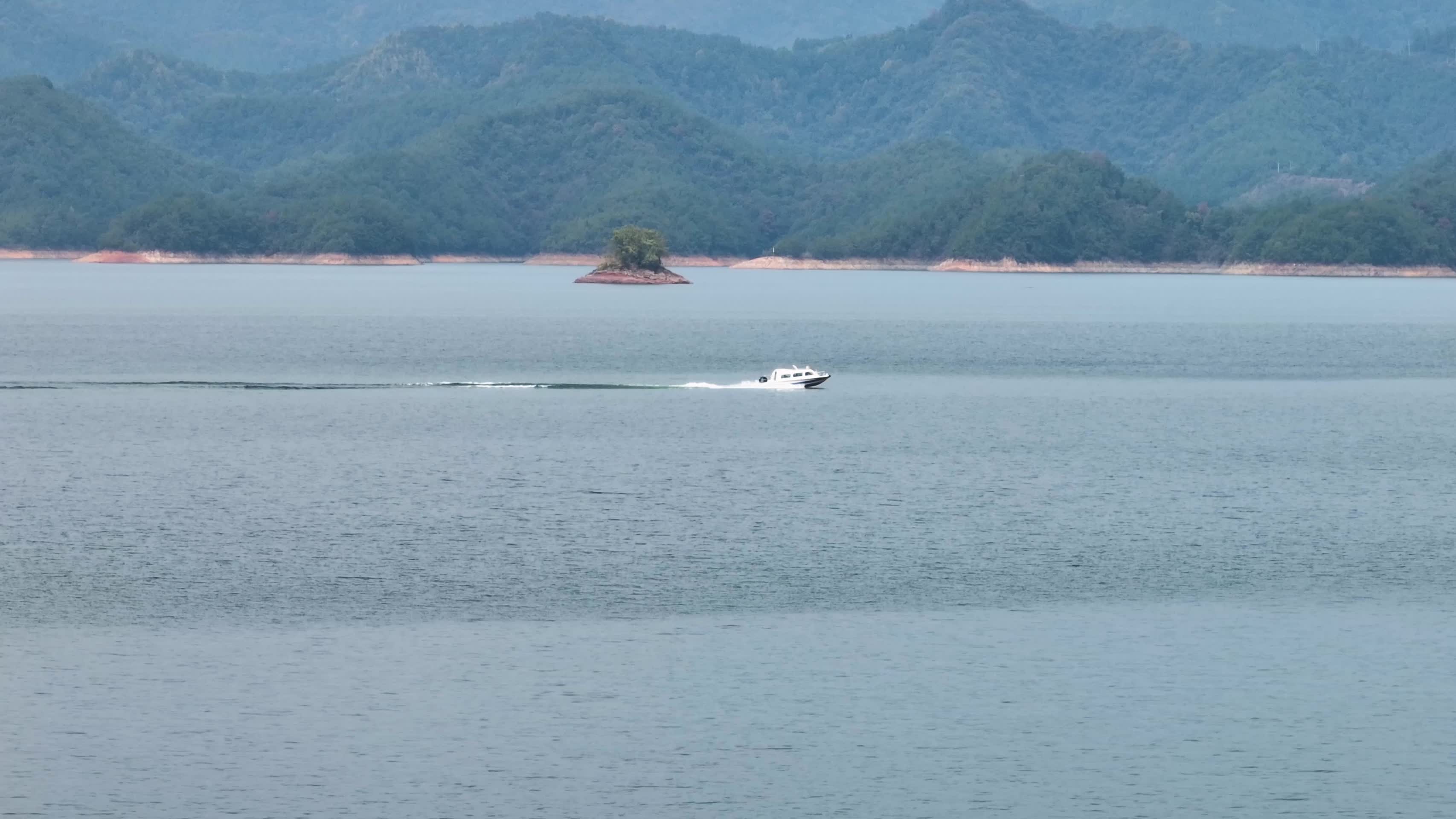 航拍杭州淳安县千岛湖风光视频的预览图