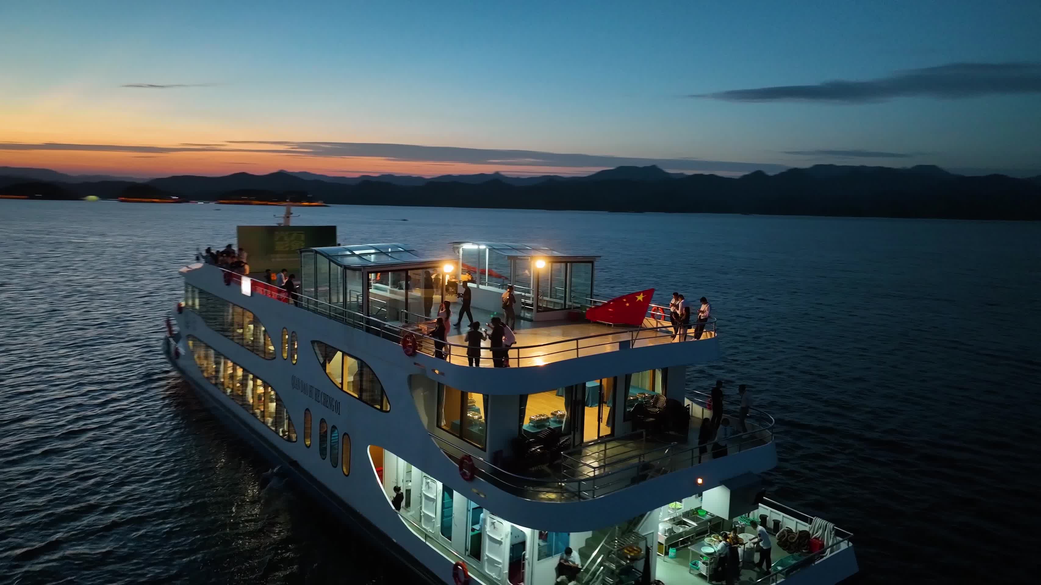 航拍日落夜幕下的千岛湖风光视频的预览图