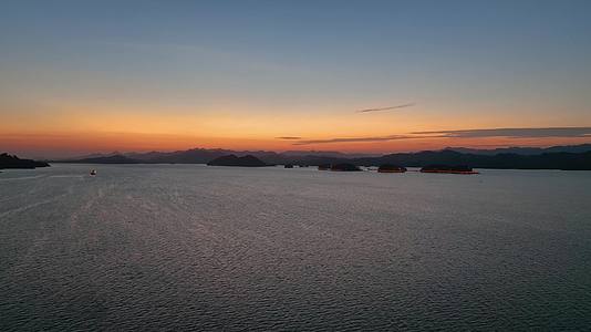 航拍日落夜幕下的千岛湖风光视频的预览图