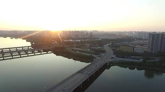 4K城市跨河大桥落日夕阳视频的预览图
