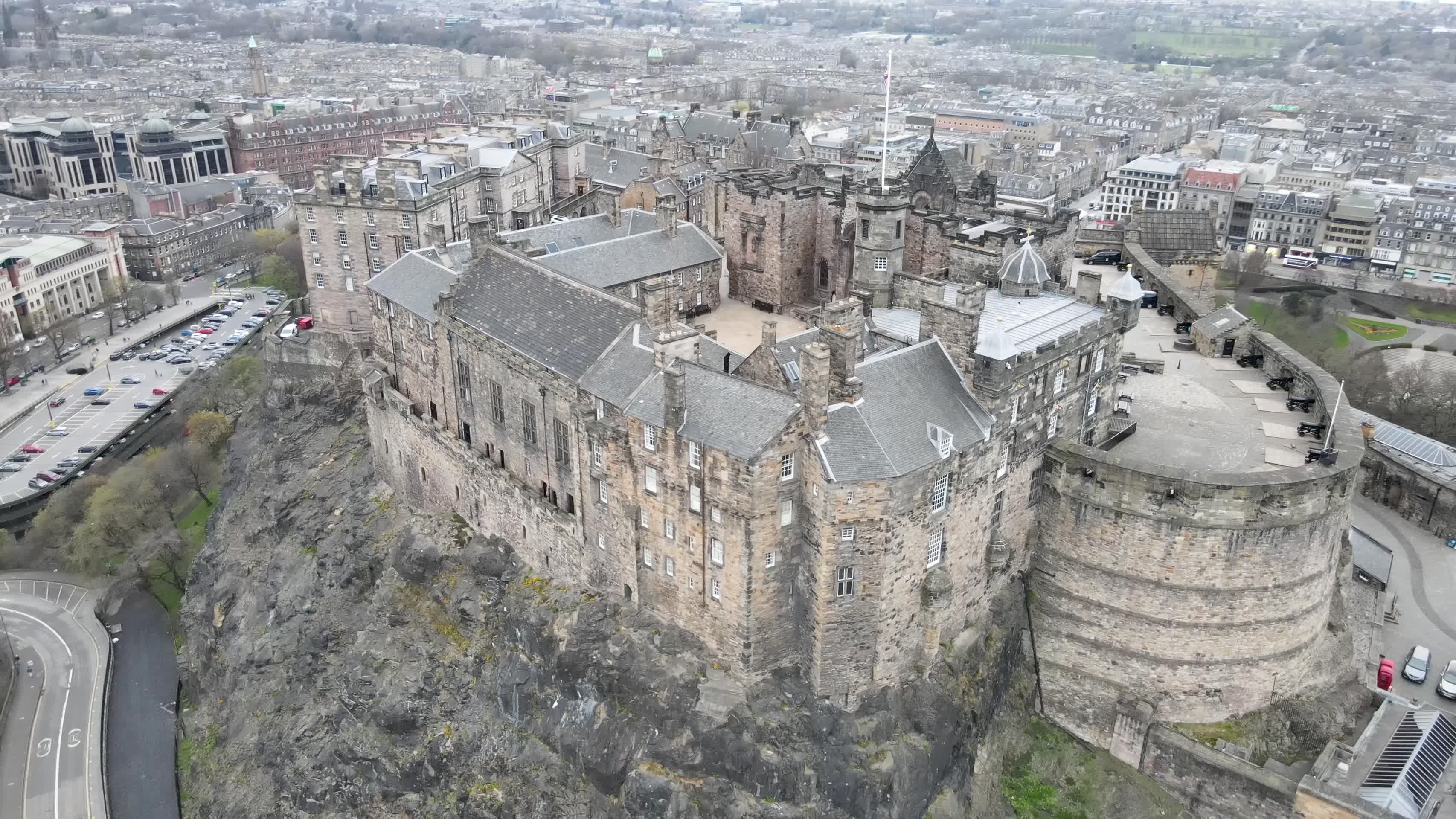 航拍英国爱丁堡城市风光视频的预览图