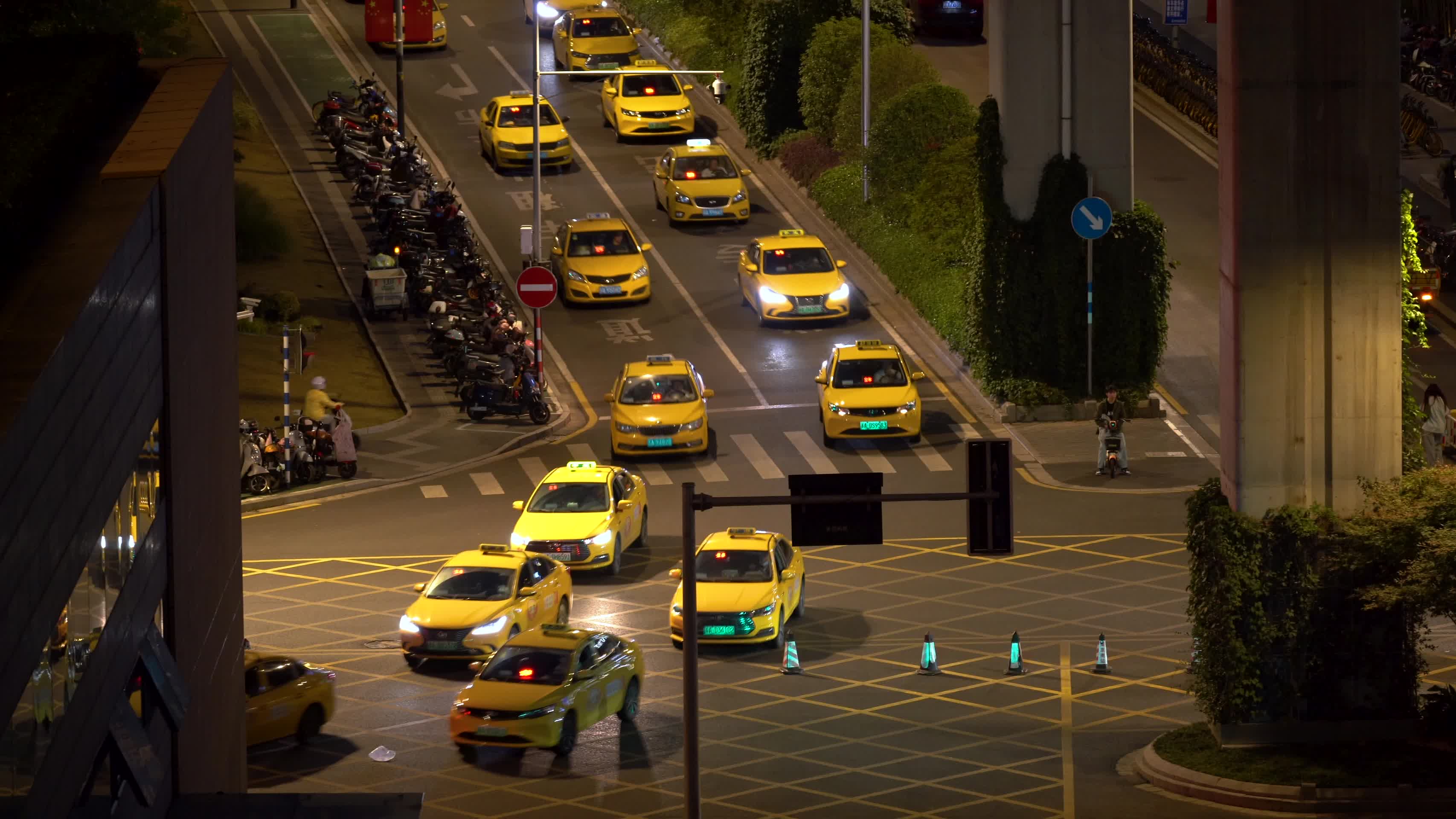高铁火车站旁繁忙的出租车车队视频的预览图