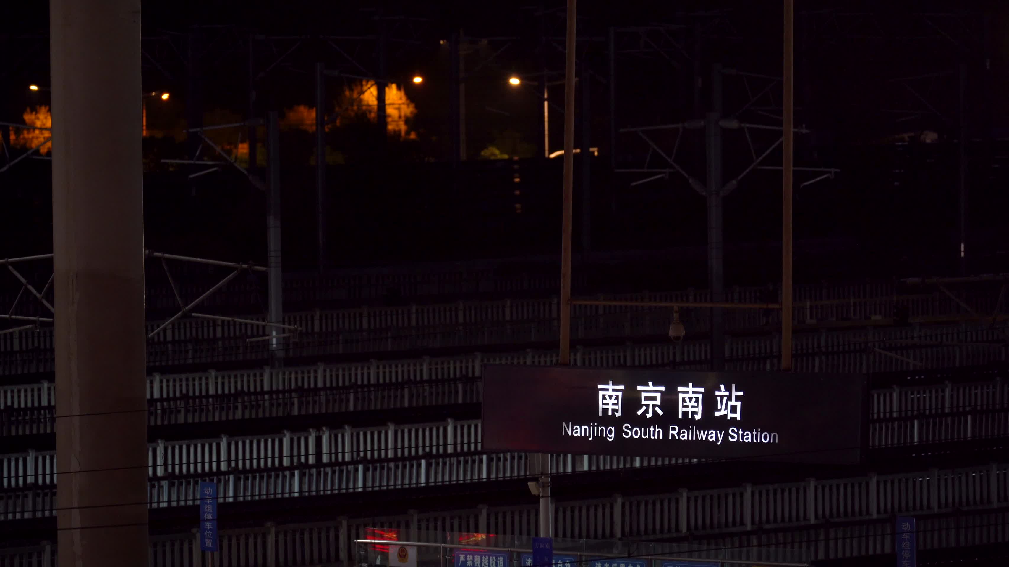 高铁站中缓缓行驶的高铁动车视频的预览图
