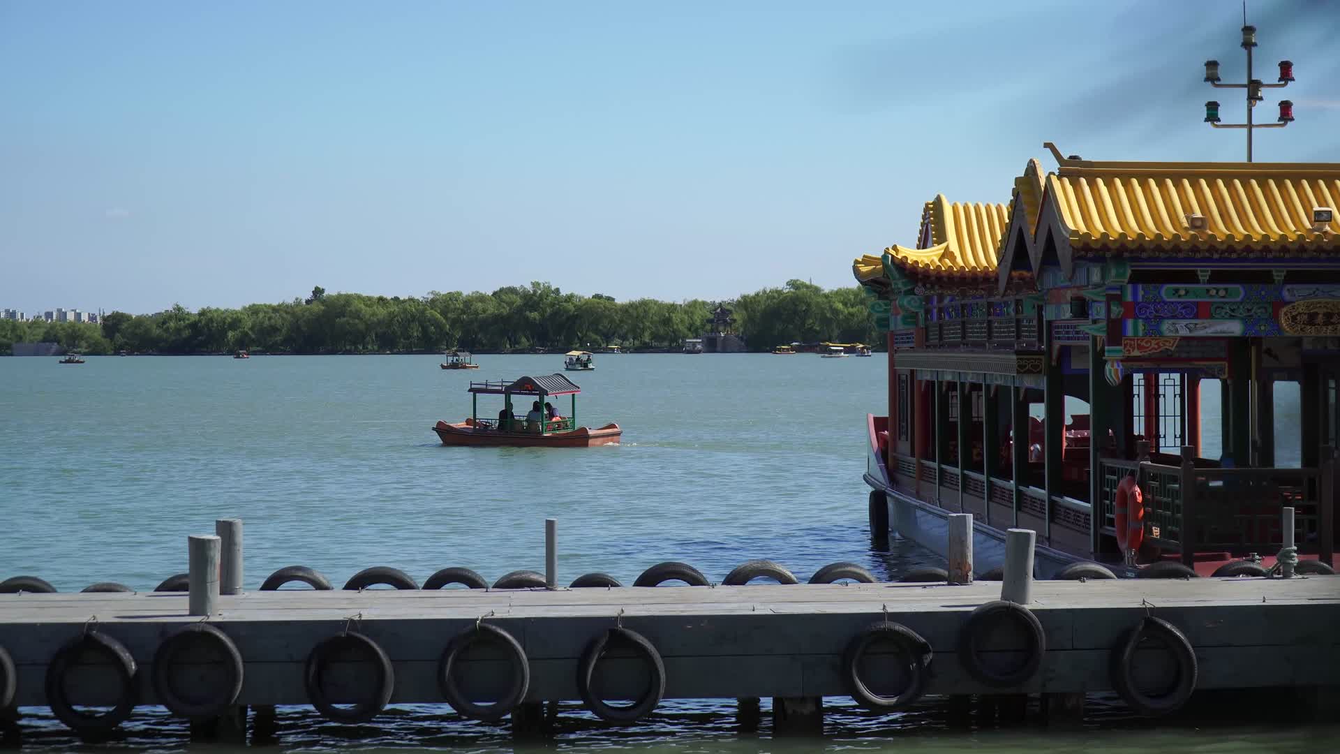 码头停船游船游客景区渡轮视频的预览图