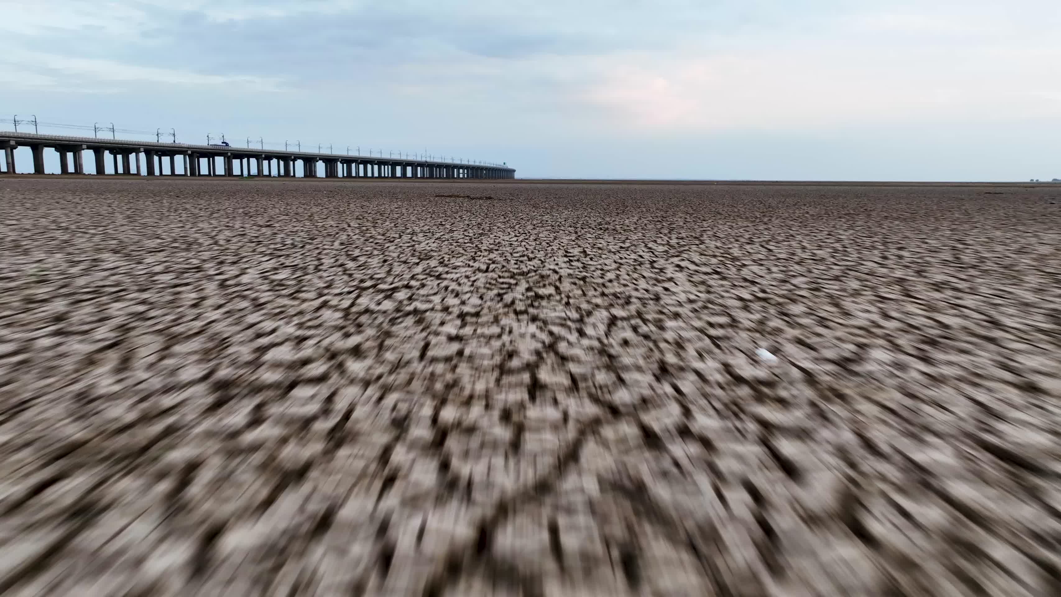航拍石臼湖皲裂的土地视频的预览图
