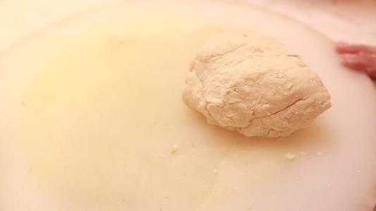 面粉和面平底锅刷油烙千层饼视频的预览图