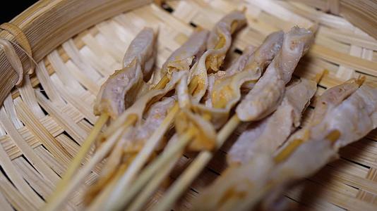 内脏鸡胗串小串肉串钵钵鸡炸串烤串美食视频的预览图