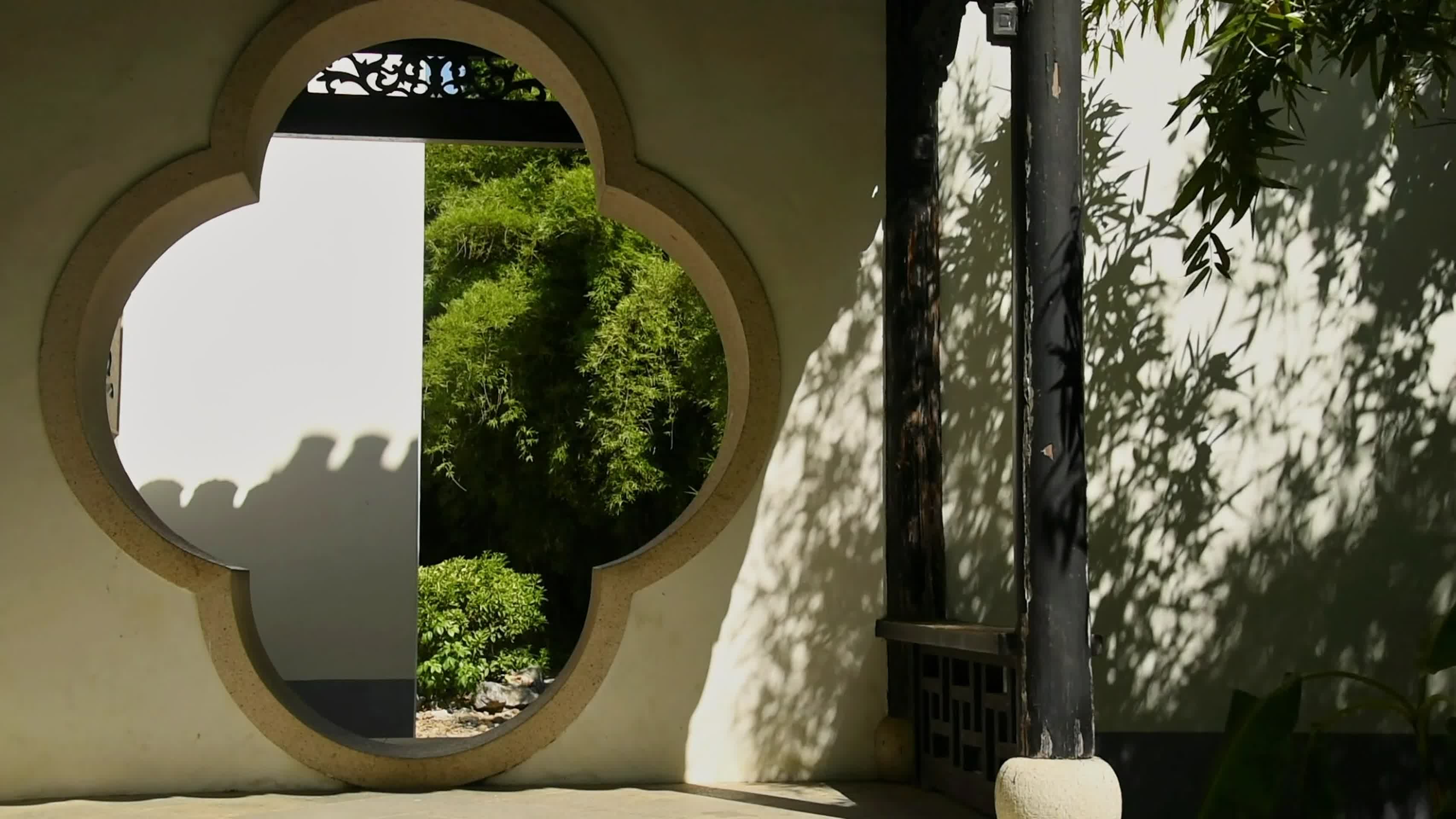 夏天园林古建筑屋檐绿植古风视频的预览图