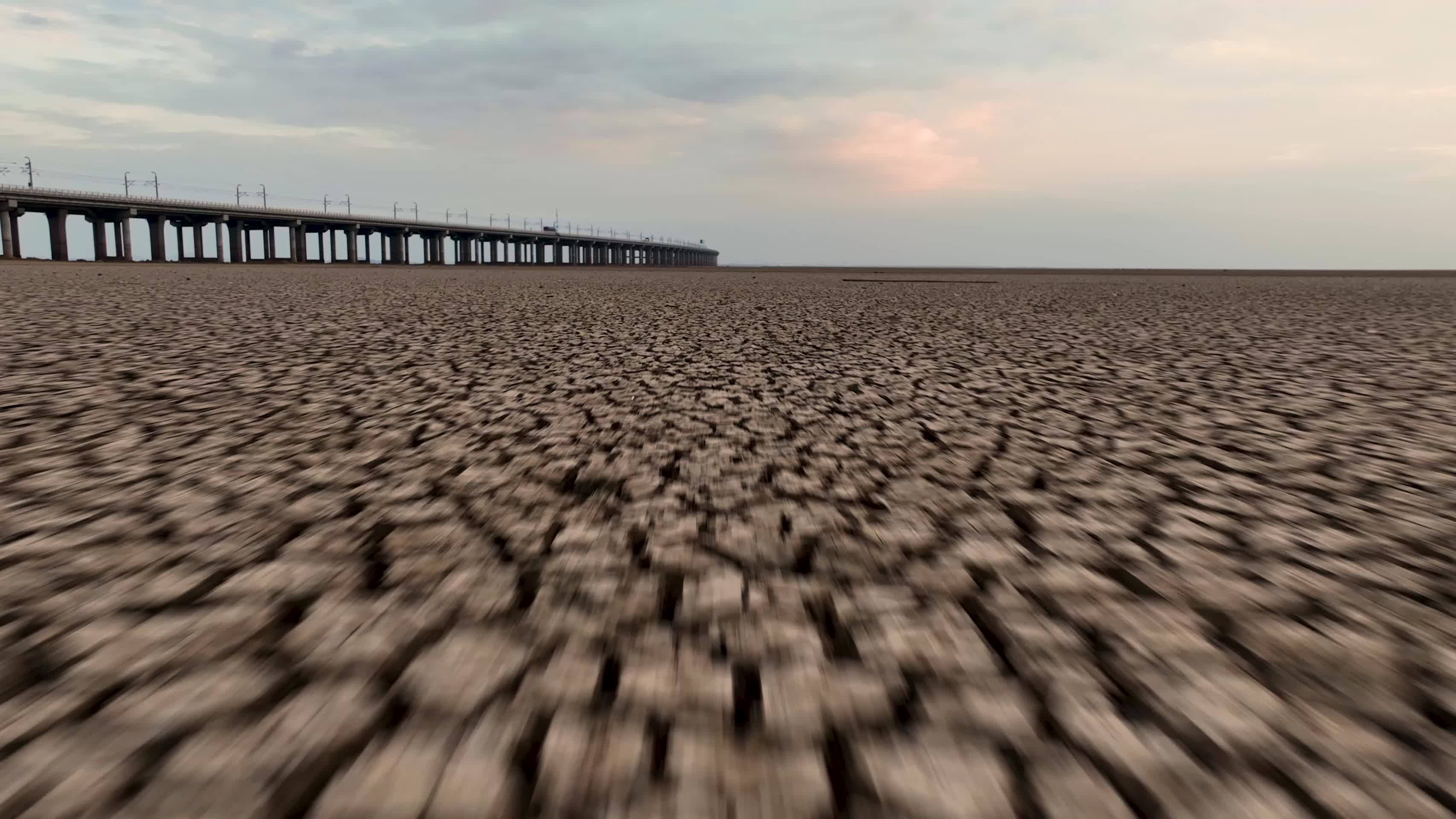 航拍石臼湖皲裂的土地视频的预览图