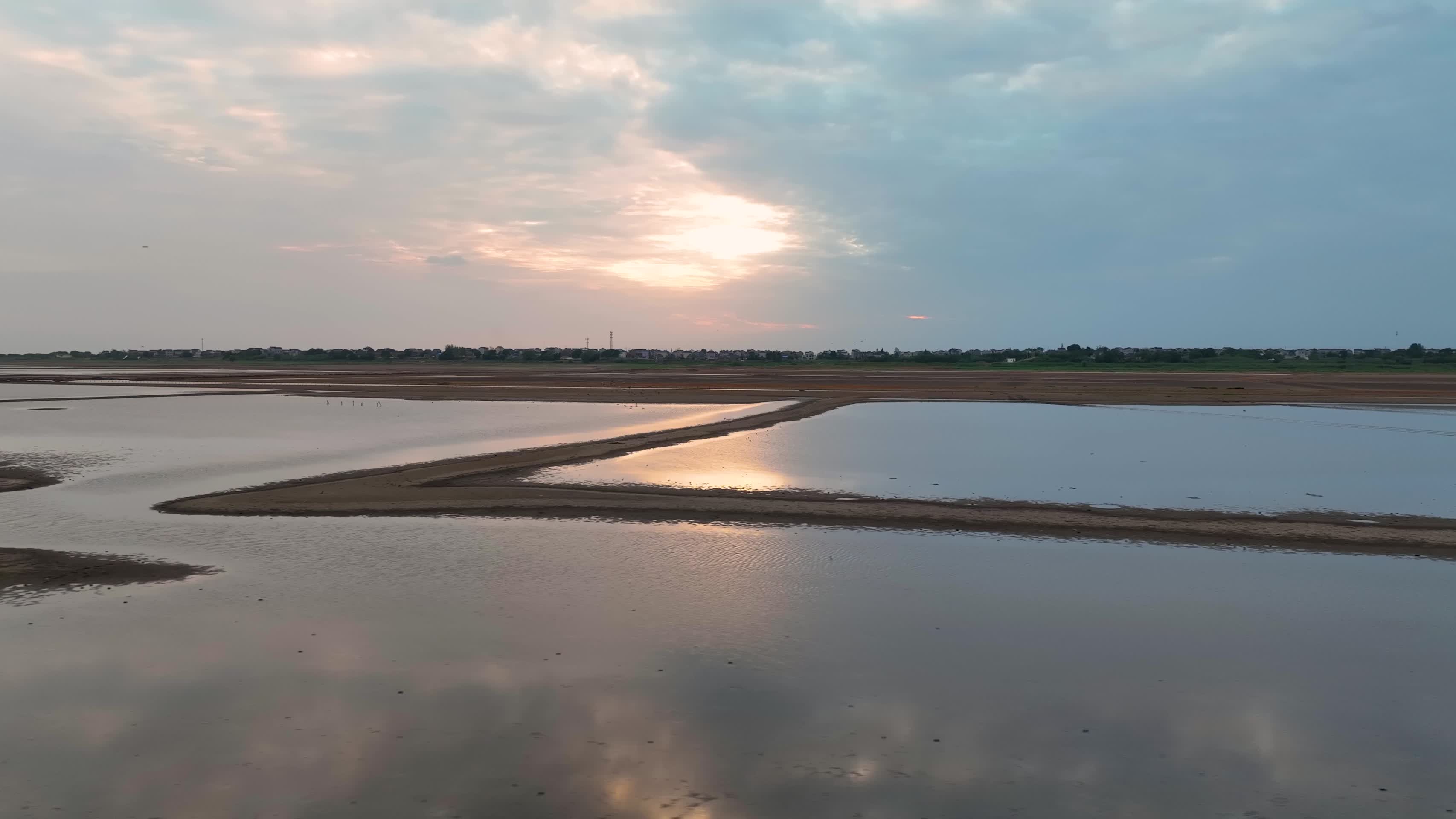 航拍阳光下干涸的石臼湖视频的预览图