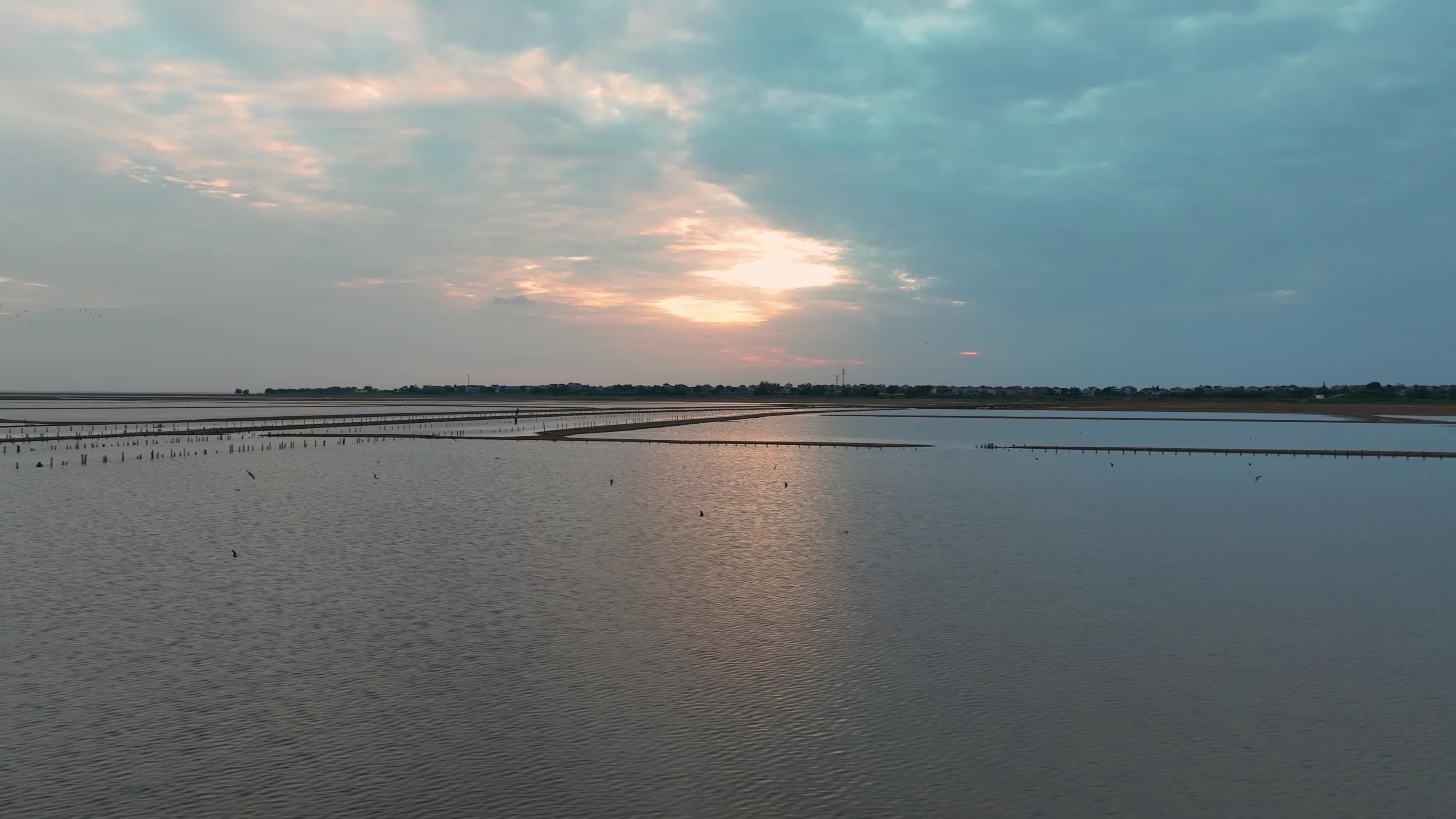 航拍阳光下干涸的石臼湖视频的预览图