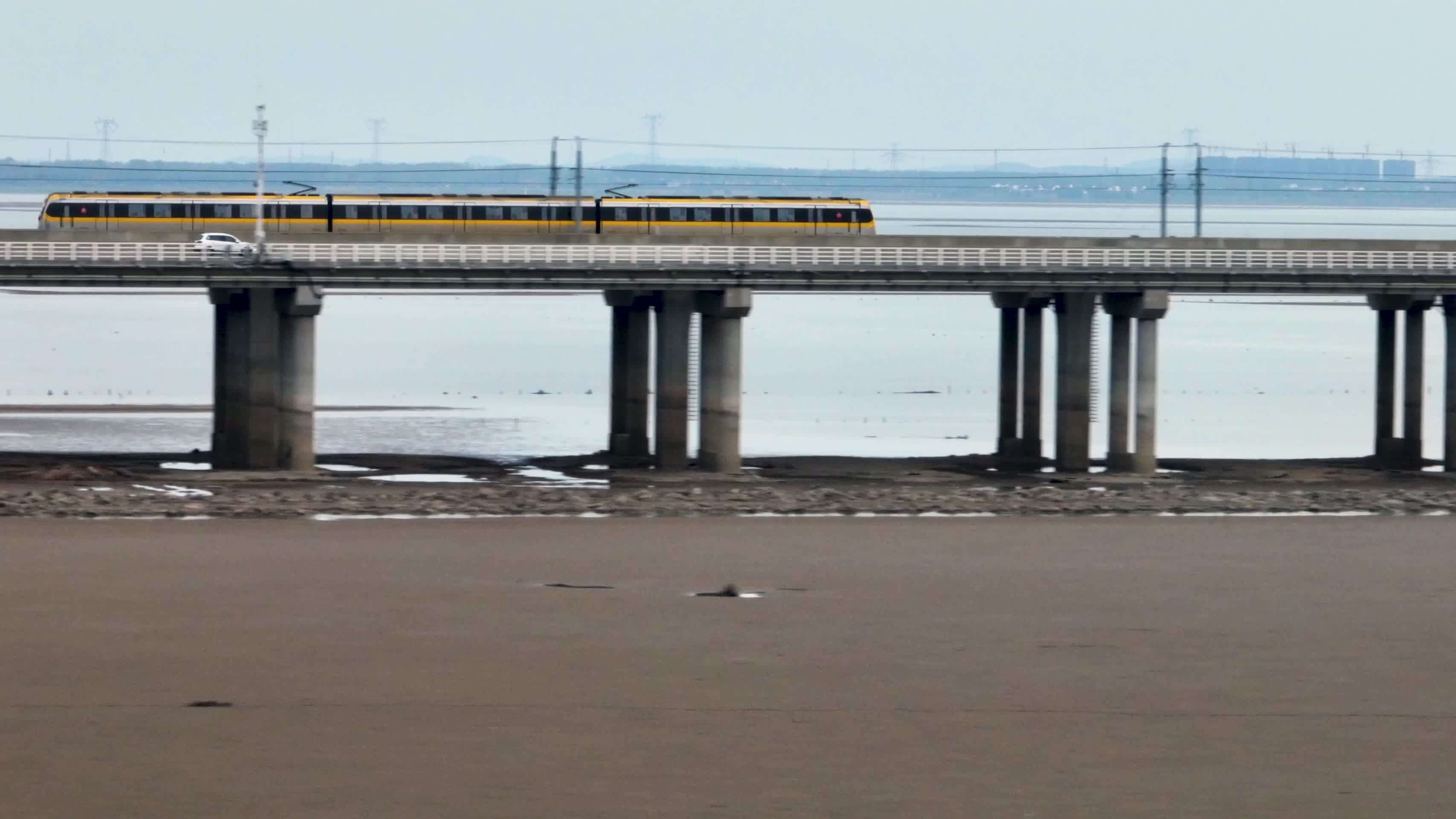 航拍干涸的石臼湖上行驶的地铁视频的预览图