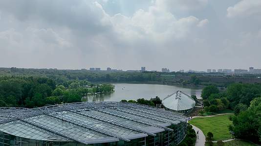 航拍南京前湖公园和植物博览园视频的预览图