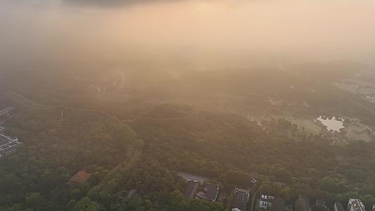 日出光照云海下的南京中山陵美龄宫视频的预览图