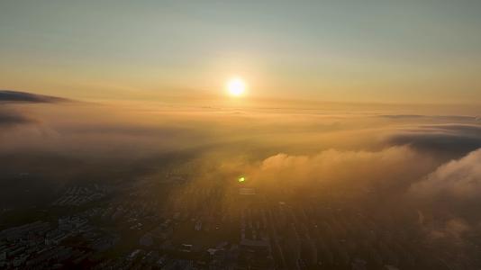 日出光照云海下的城市风光视频的预览图