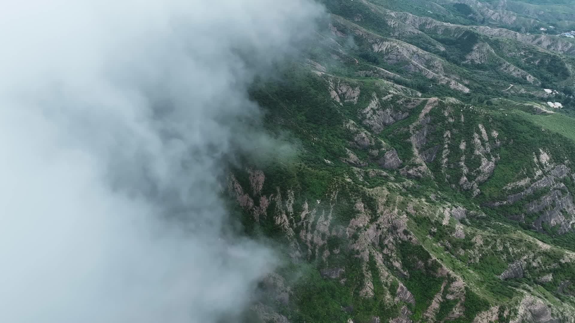 山脉云海涌动大好河山视频的预览图
