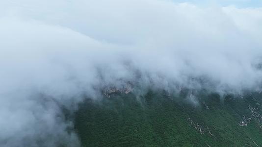 航拍山间的云海视频的预览图