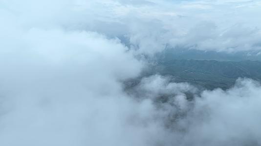 航拍山间的云海视频的预览图
