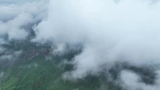 航拍山脉间的云海涌动视频的预览图