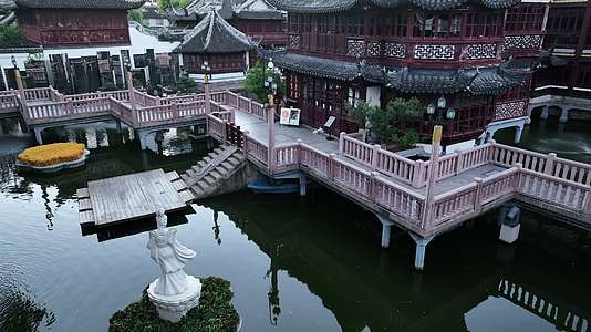 上海豫园城隍庙商城九曲桥日出阳光俯拍航拍视频的预览图