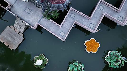 上海豫园城隍庙商城九曲桥日出阳光俯拍航拍视频的预览图