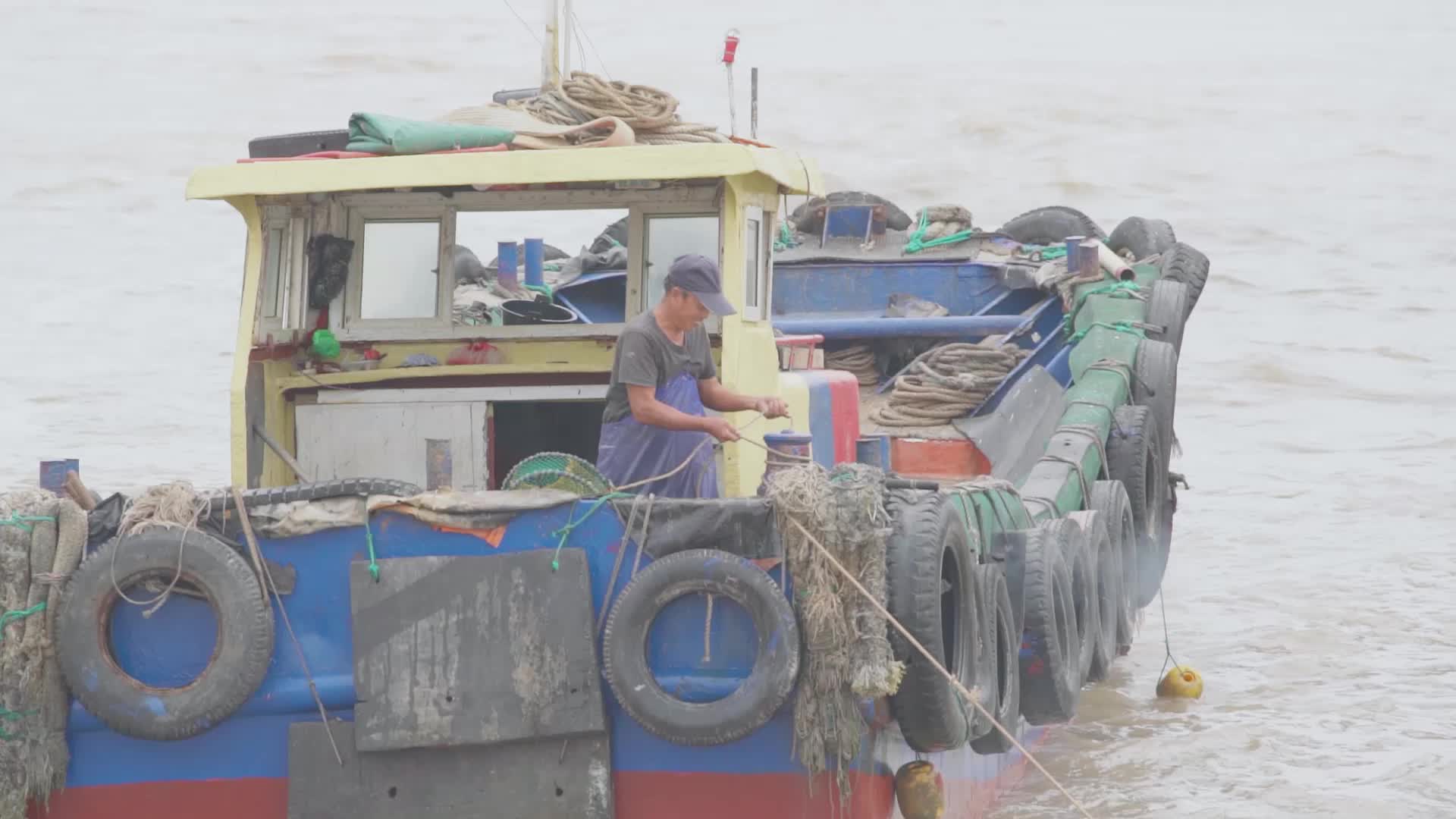 渔船在海上行驶撒网视频的预览图