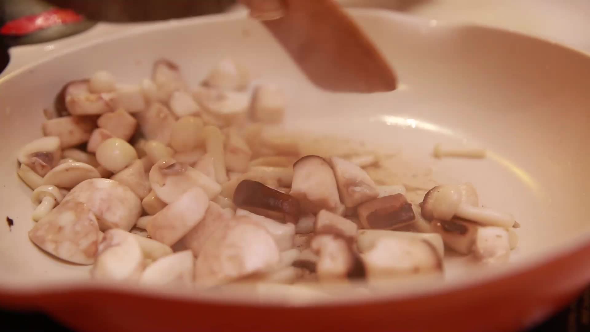 平底锅炒香菇口蘑蘑菇丁视频的预览图